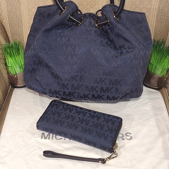 Bundle of Michael Kors Monogram Canvas Navy Tote & Continental Wallet Wristlet - Picture 4 of 16